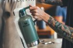 STANLEY Džbán na pivo se zátkou The Easy-Pour Growler 1,9 l Hammertone Green